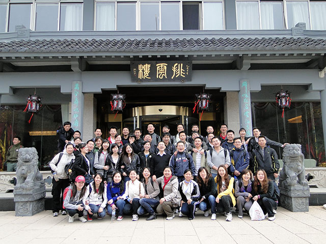 2011。04。30黃山之旅（晨拍——晨起的我們，個(gè)個(gè)張大嘴巴，原來心里想著“俺要吃”V.jpg